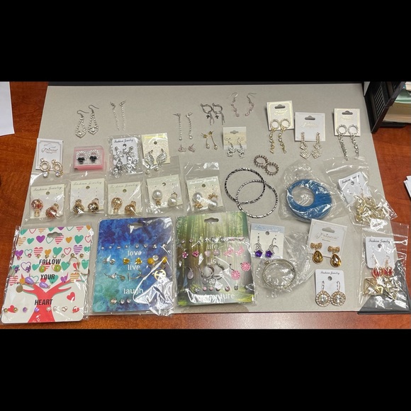 (Sold) 68 pairs of earrings most of them new - Picture 2 of 6